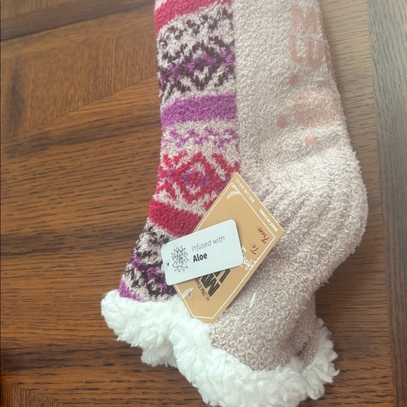 Muk Luks Cozy Aloe-Infused Socks - Picture 6 of 6